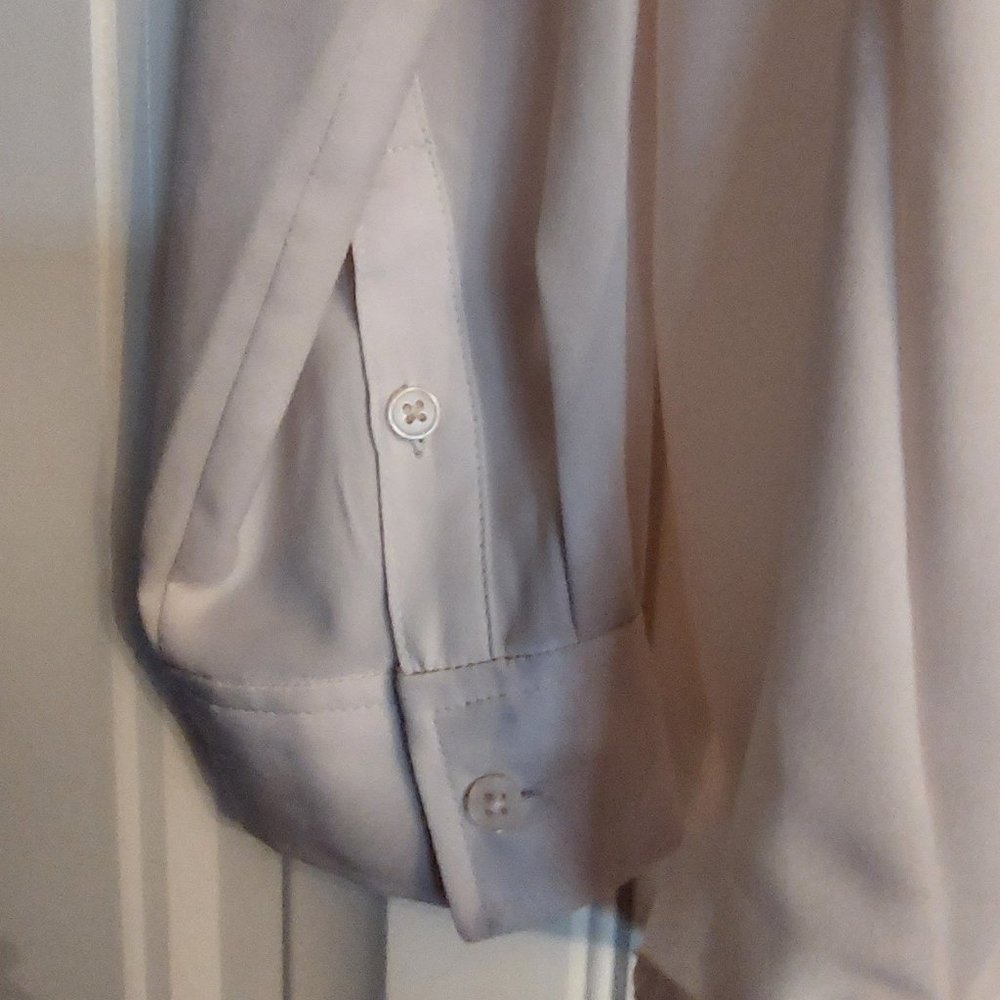 Lightly Used Dusty Pink Silky Banana Republic Blouse Size Medium - Picture 3 of 5